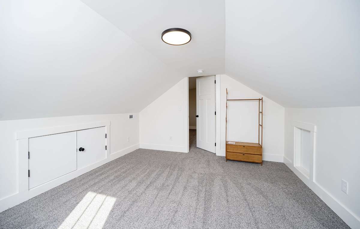 Bedroom 3 w/closet rack