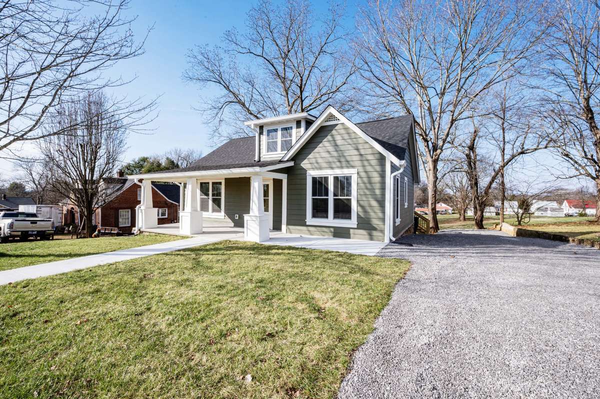 Sod front yard and welcoming sidewalk. This is a convenient location as you can walk to downtown McMinnville with its shops, cafes and festivals.