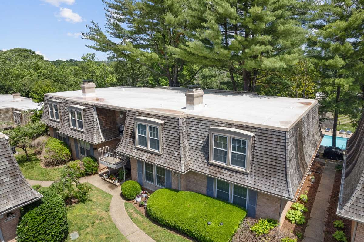 Beautifully renovated Green Hills garden condo in a charming, walkable community. Boasting updated flooring, fixtures, paint, and appliances. Minutes to downtown Nashville. Close to restaurants and retail.