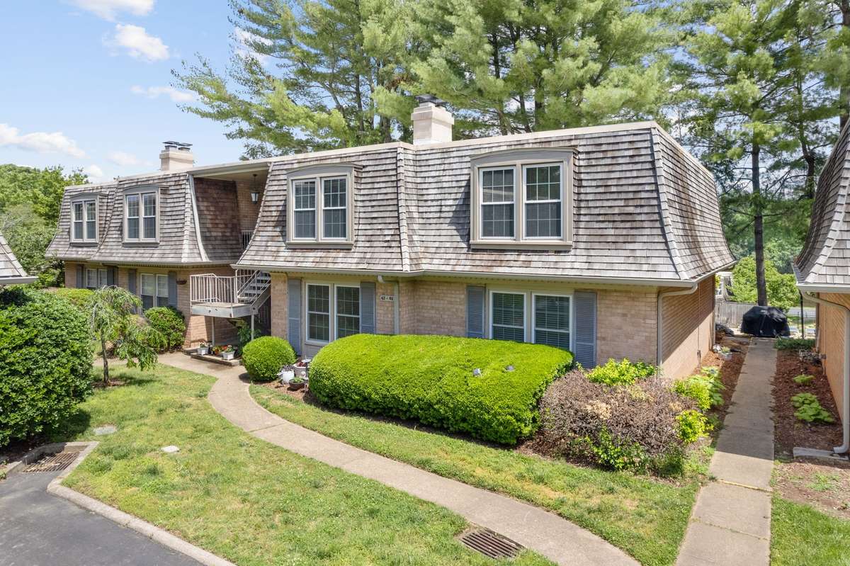 Beautifully renovated Green Hills garden condo in a charming, walkable community. Boasting updated flooring, fixtures, paint, and appliances. Minutes to downtown Nashville. Close to restaurants and retail.