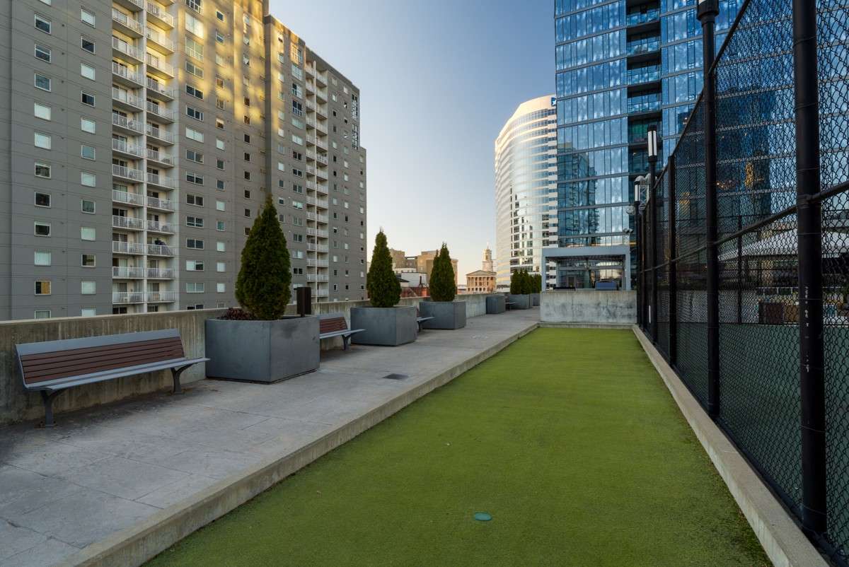 Practice your putt or enjoy a mindful break on the rooftop putting green. A playful, relaxing amenity that adds a unique touch to everyday life.