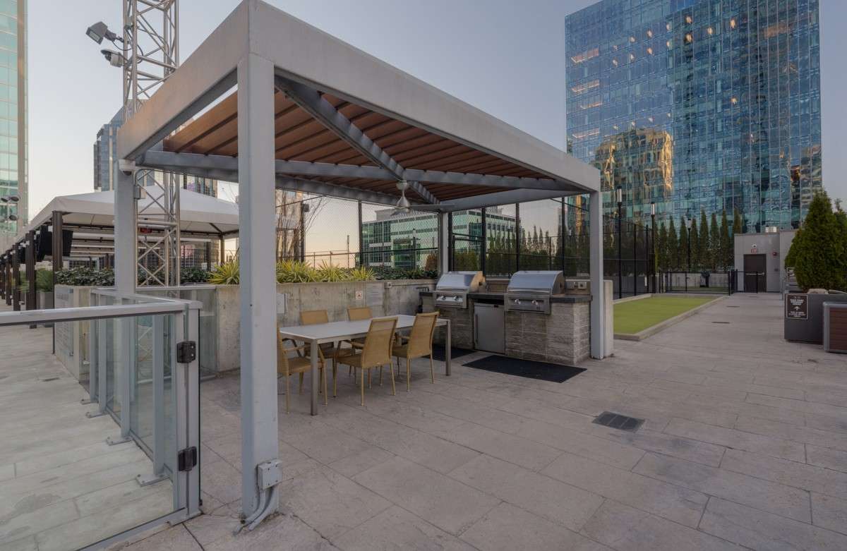 Host with ease at either of two rooftop grilling areas, complete with pergola, seating, and dual grills. Ideal for shared meals, sunset dinners, and relaxed gatherings with the city as your backdrop!