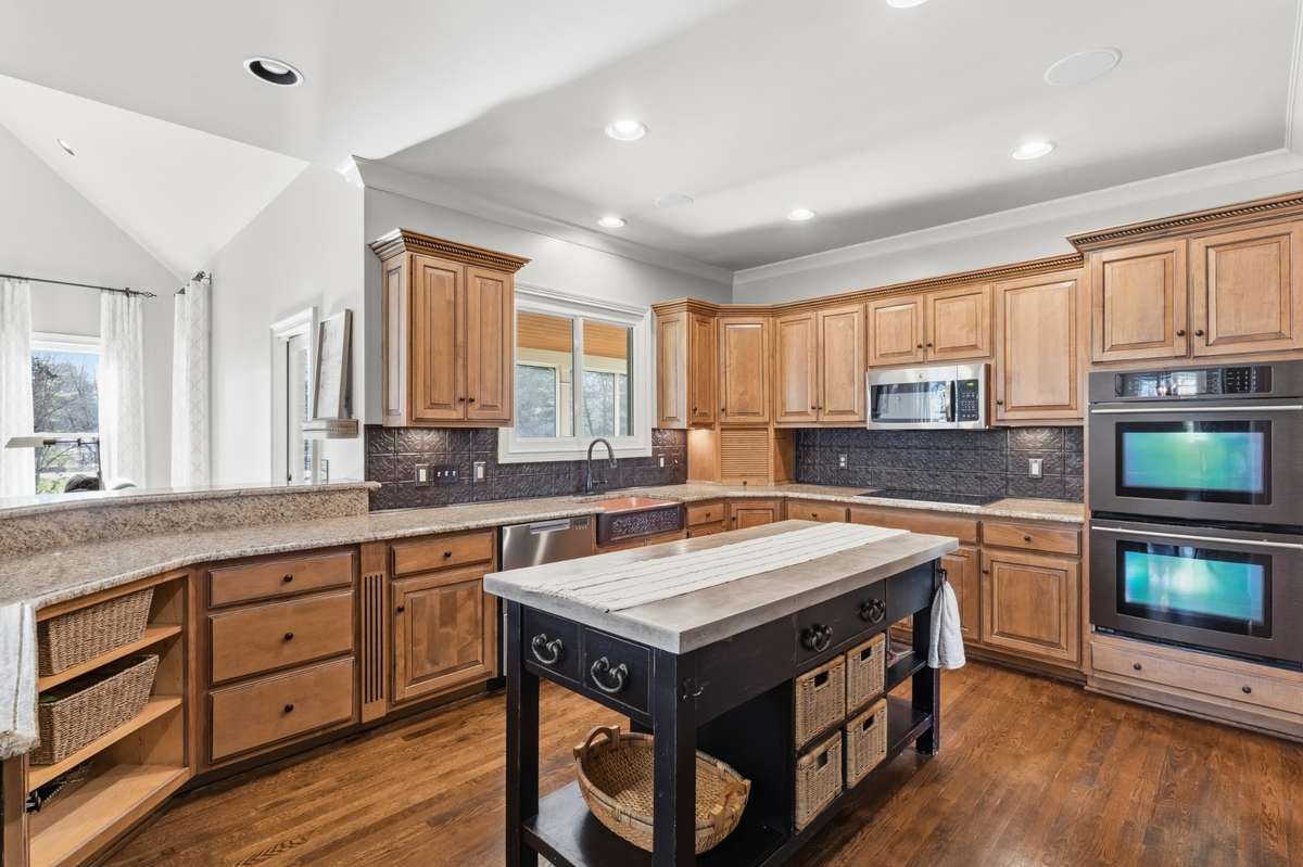 Well equipped kitchen with double ovens, microwave, dishwasher, copper farmhouse sink and more...
