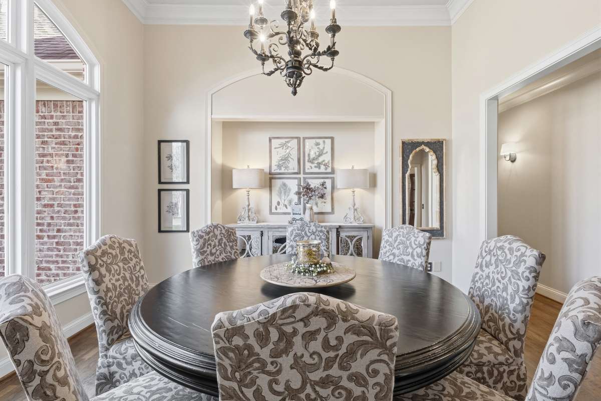 Dining Room with alcove for your sideboard