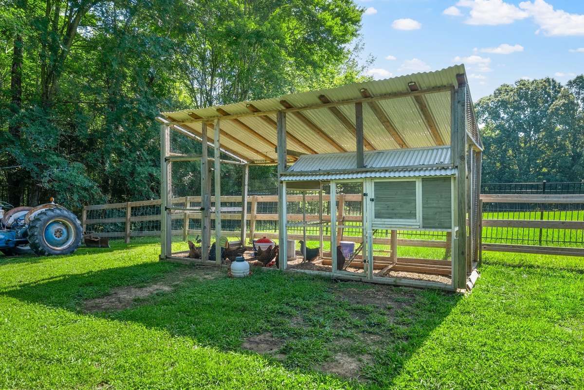 Chicken coop will convey! Includes chickens for your own fresh eggs!