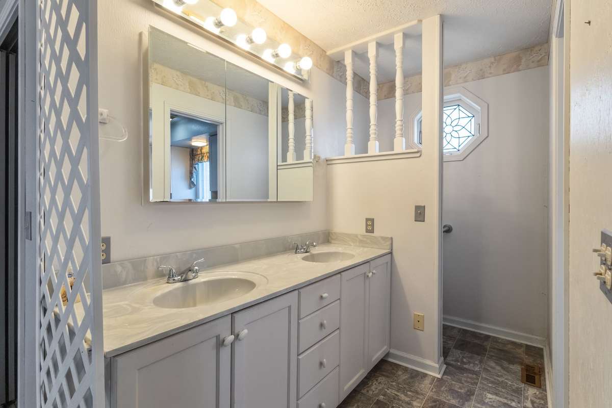 Main bathroom with 2 sinks