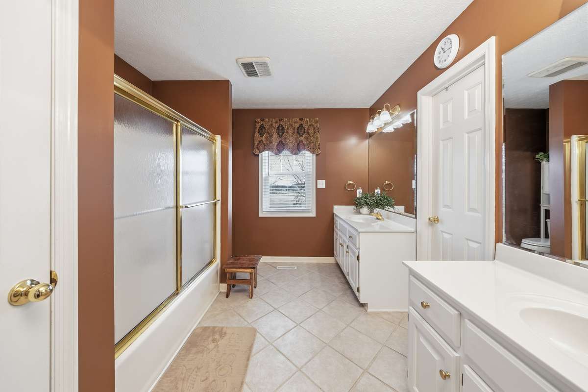 Huge en-suite primary bathroom