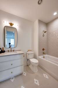 DADU Full bath w Shower/ Tub Combo