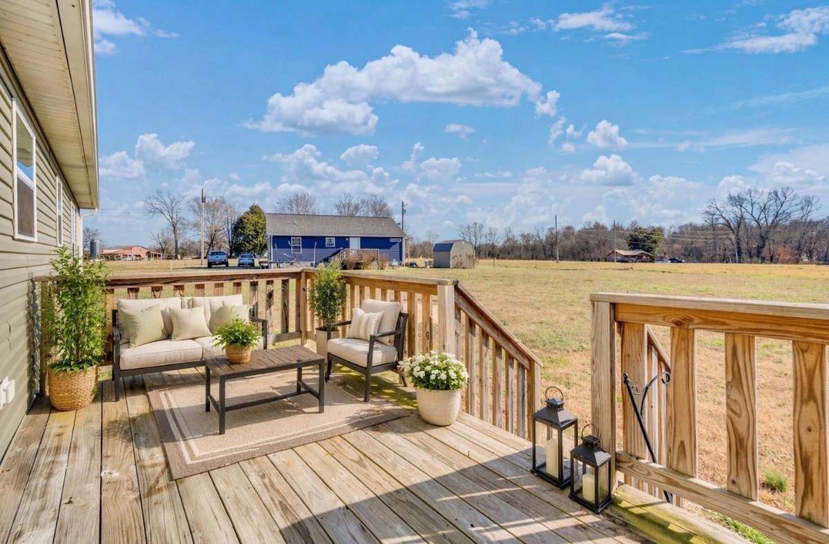 AI STAGING OUTDOOR DECK