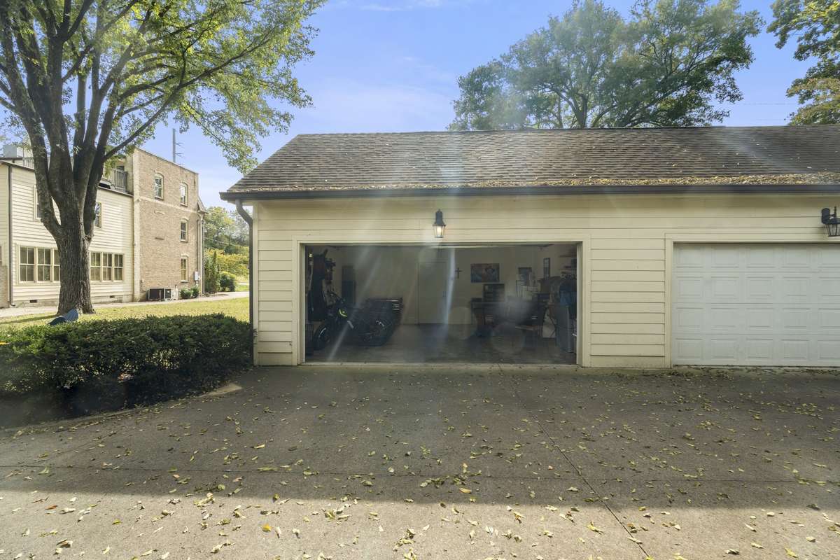 2 car garage - hard to find at this price point in Green Hills