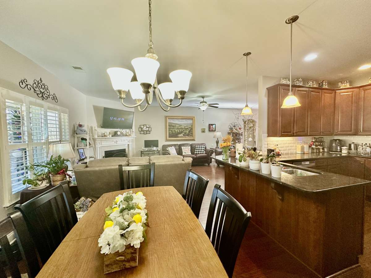 Eat in area overlooking screened patio