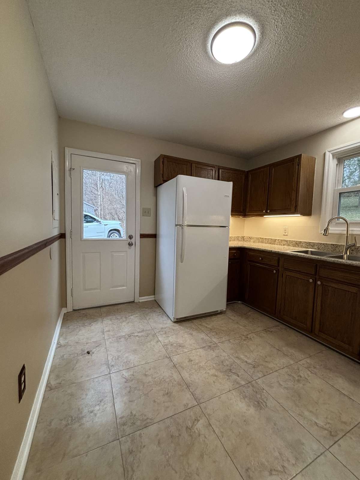 All Appliances to Remain! Refrigerator has Ice Maker