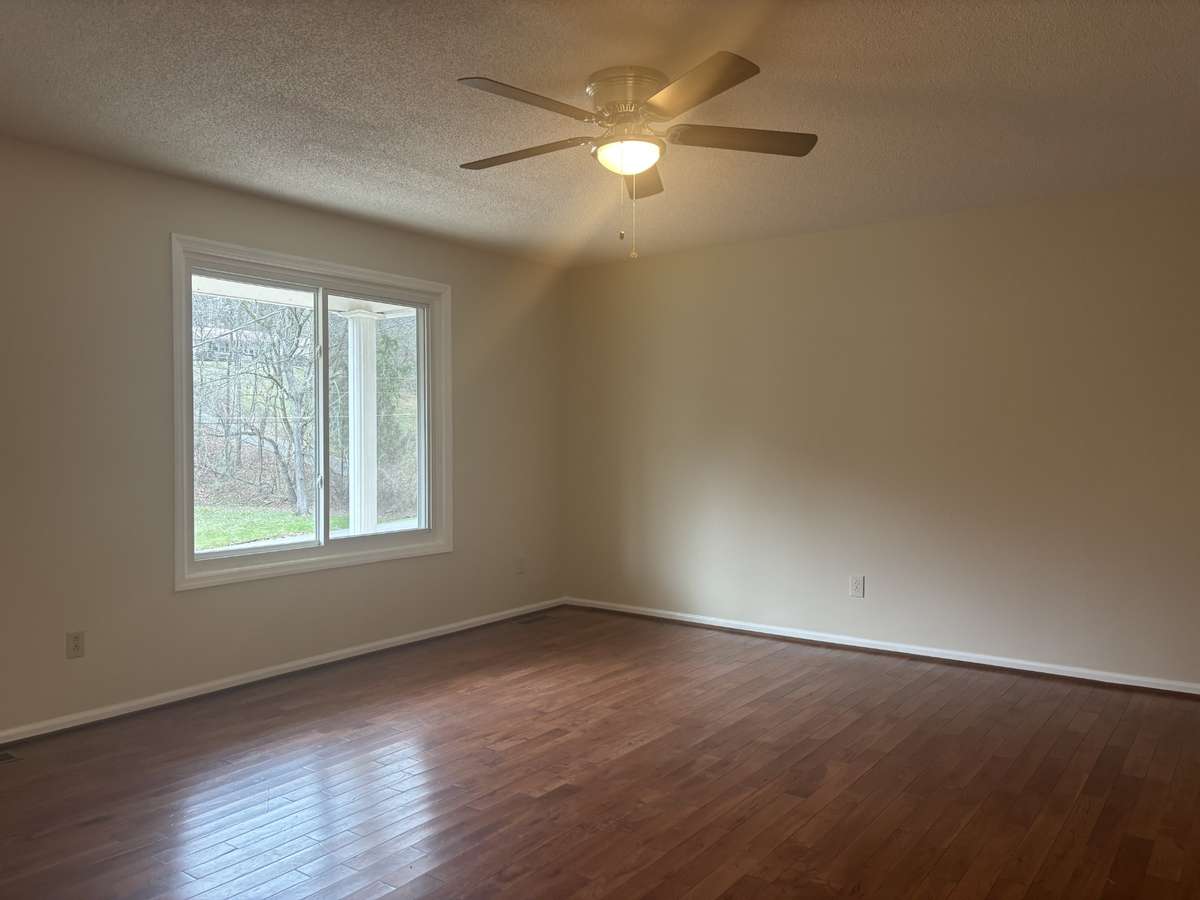 Large Living Room w/Lots of Natural Lighting