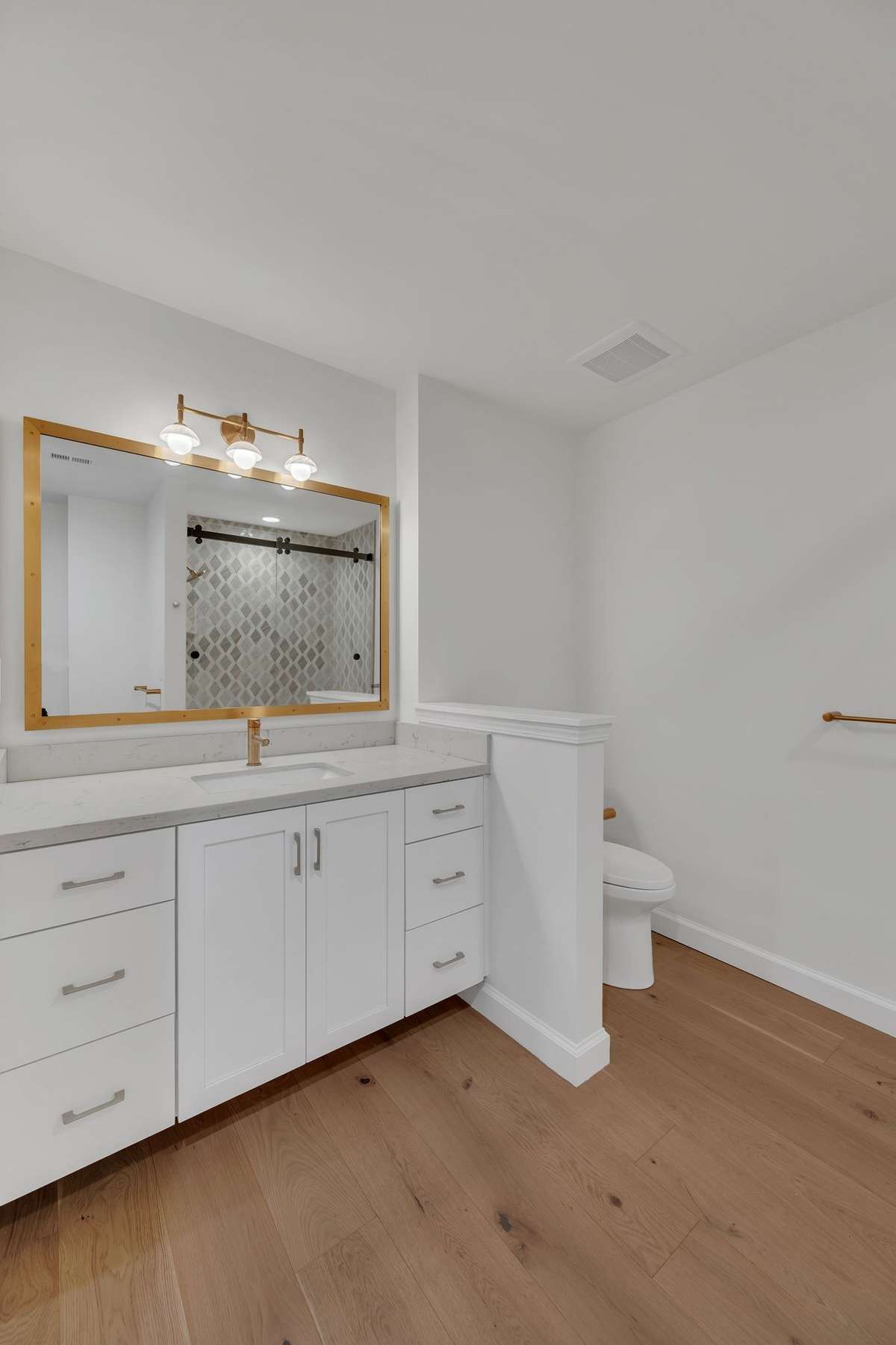 Roomy secondary suite with tub/shower combo