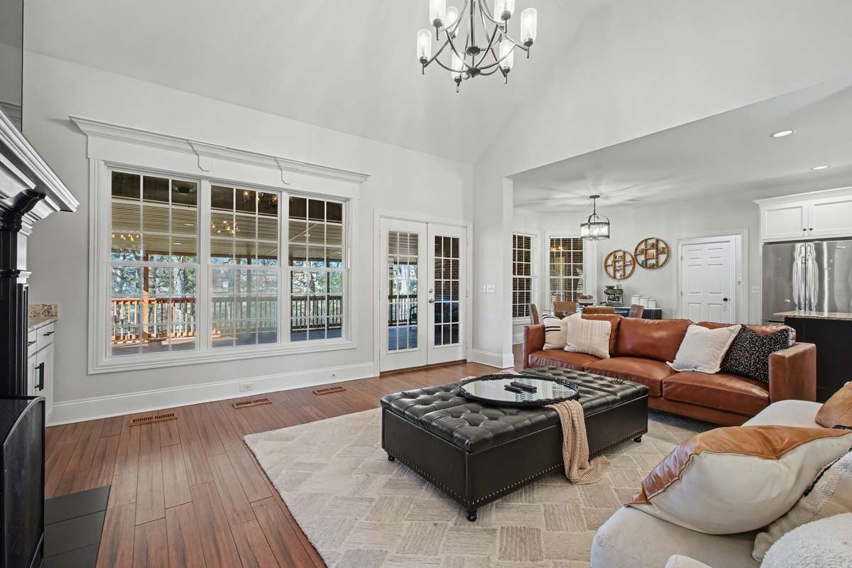 Open Great Room! Notice the details around the windows.