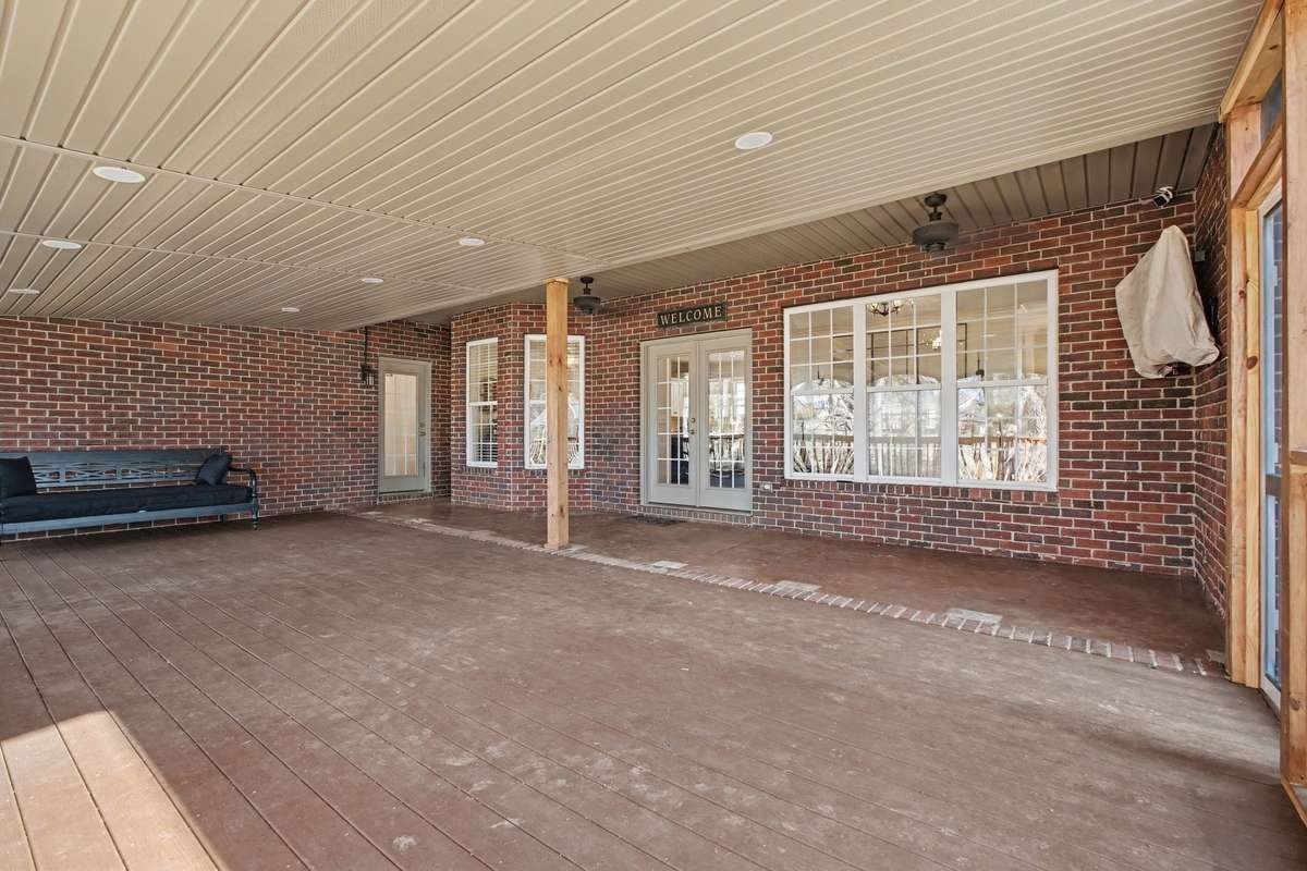 So many opportunities to decorate this space!