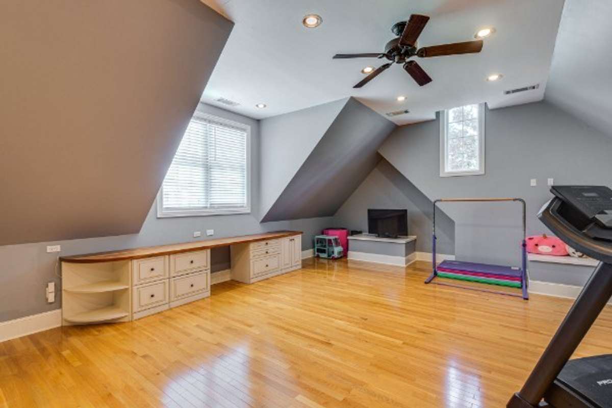 Bonus Room offers lots of space, and a large desk area that would be great for a work- space or crafting!