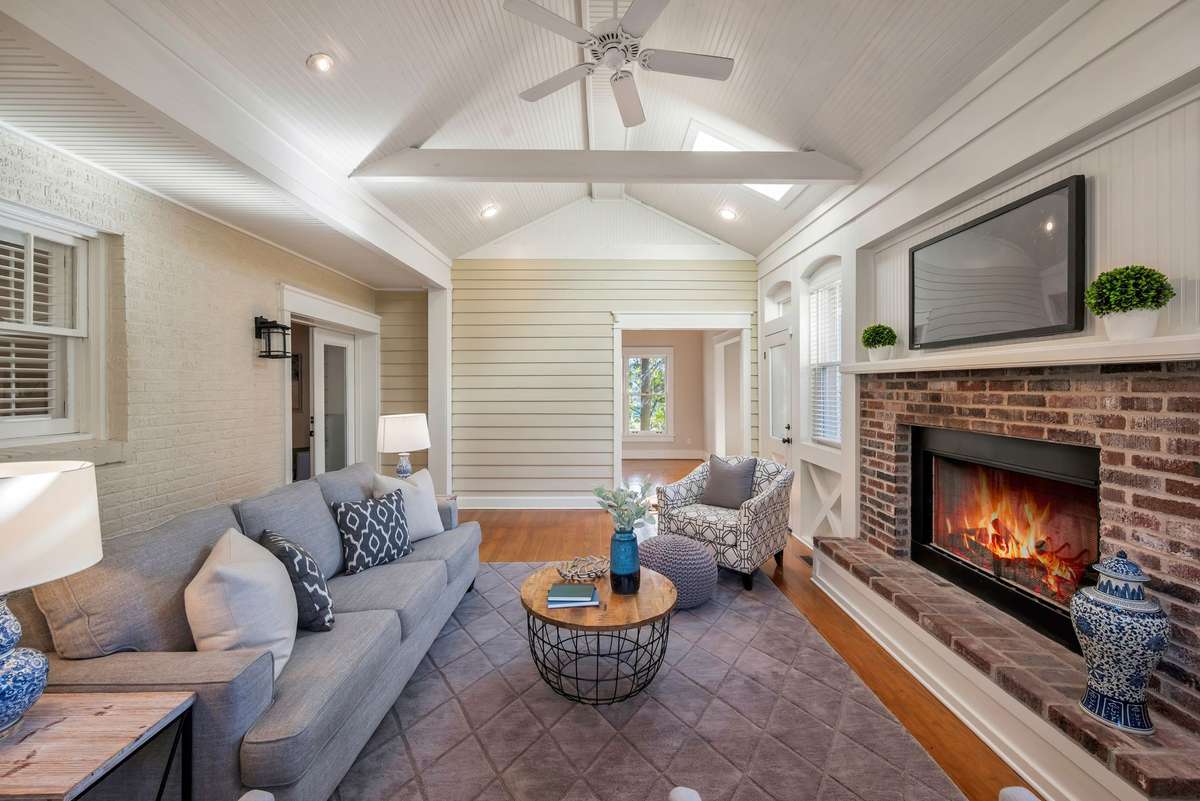 What a Great Room to Hangout or Entertain in!