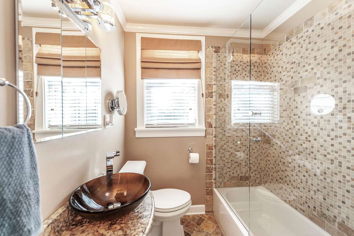 Hallway full bath!