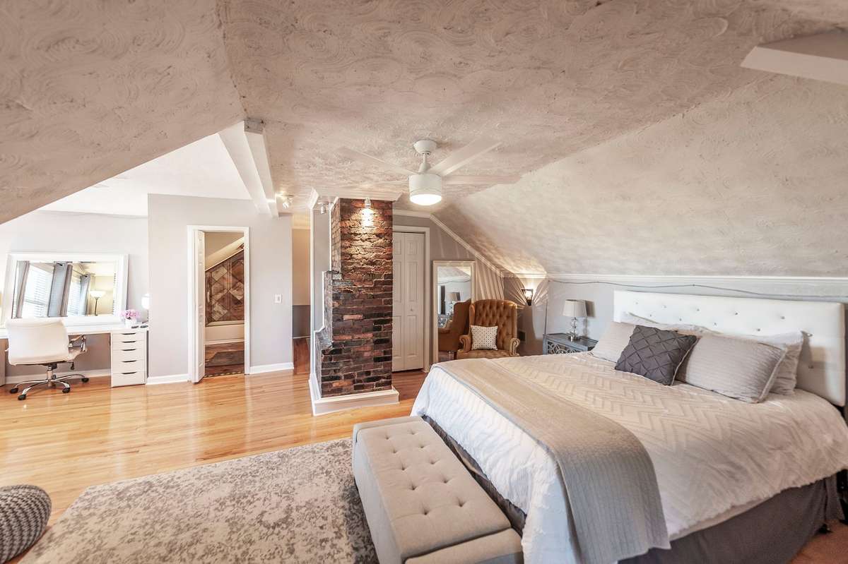 Upstairs 2nd primary bedroom suite/Rec room!