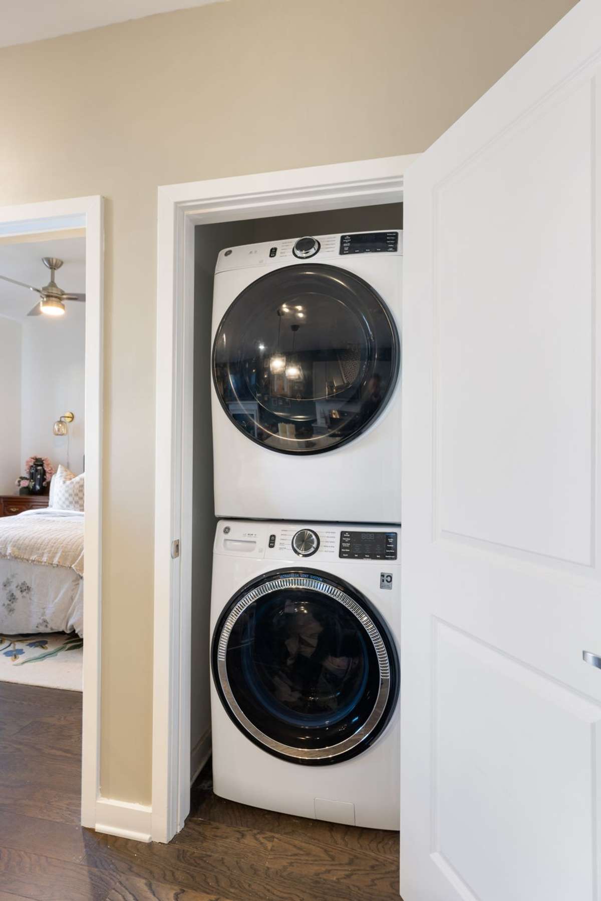Stackable washer and dryer can convey