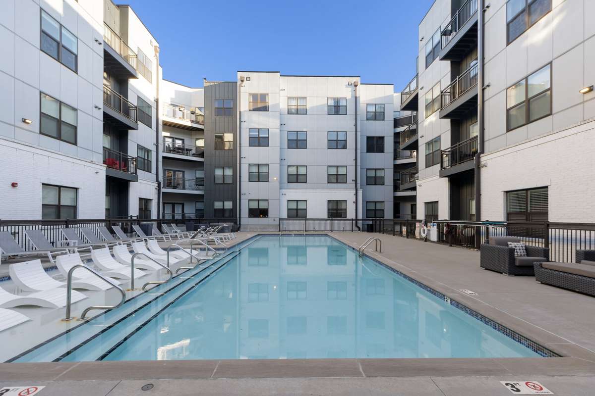 Silo has several amenities to include a resort-style pool, pool deck with loungers, outdoor kitchen, community room, fitness center, and more.