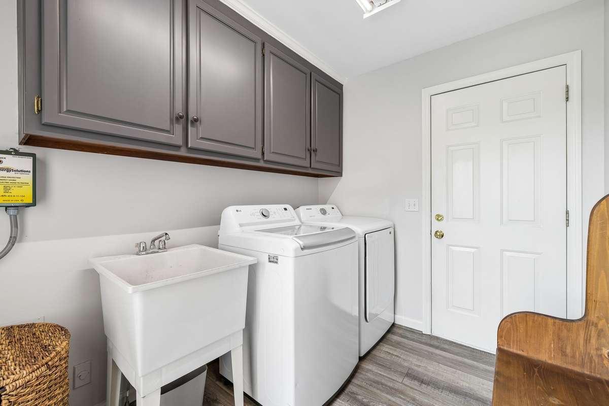 Large Laundry Room With Utility Sink & Cabinets