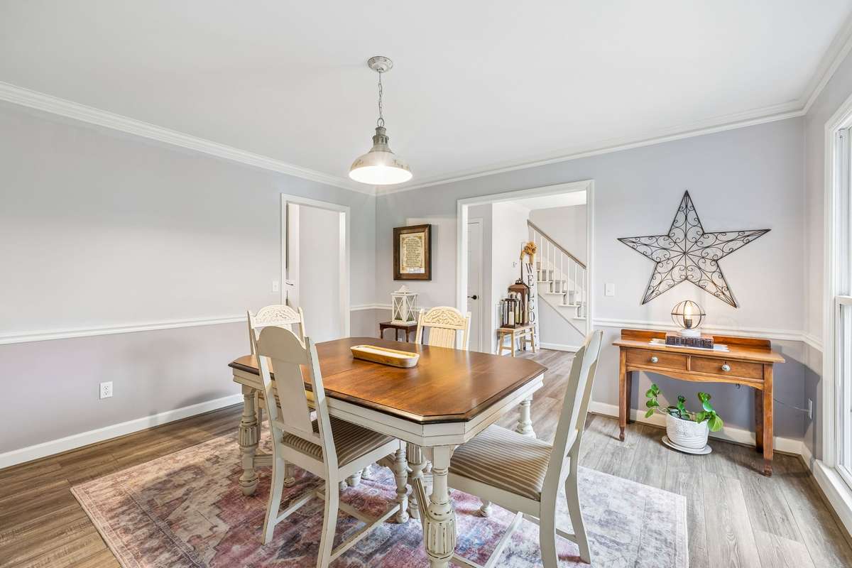 Lovely Dining Room For Family Gatherings
