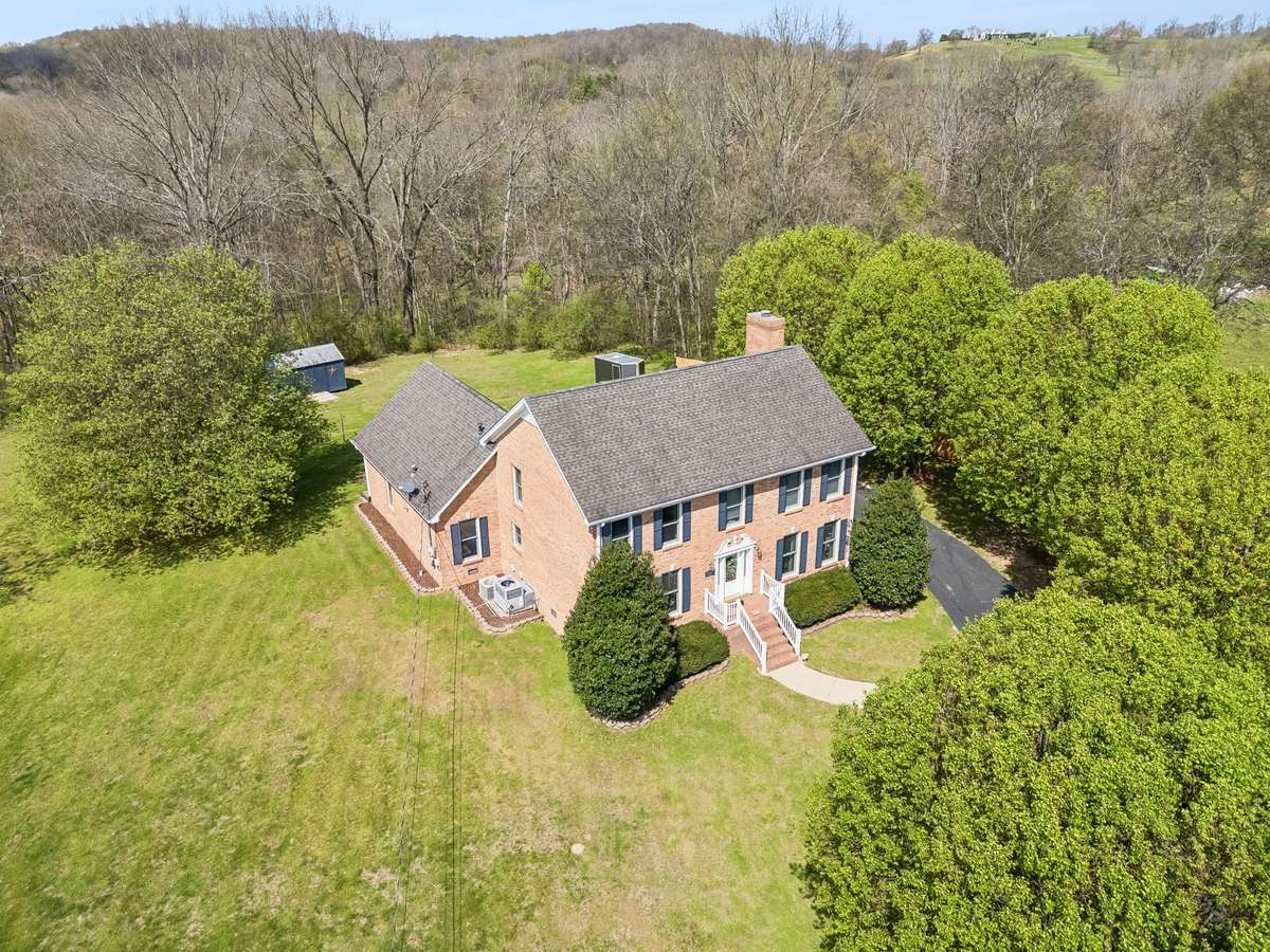 Welcome To Your Tranquil Home In North Columbia TN