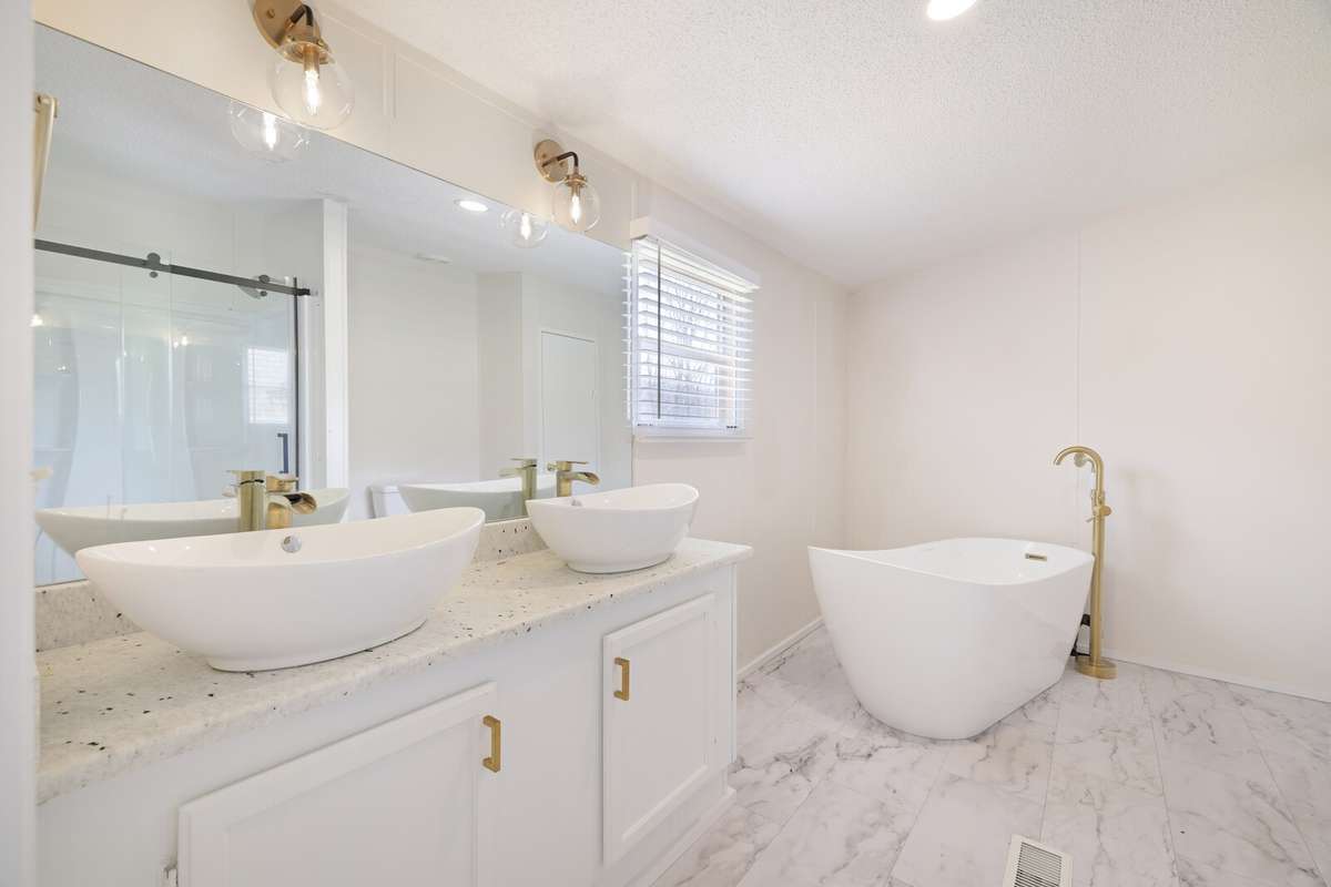 Ensuite bath with bowl basins and free-standing tub