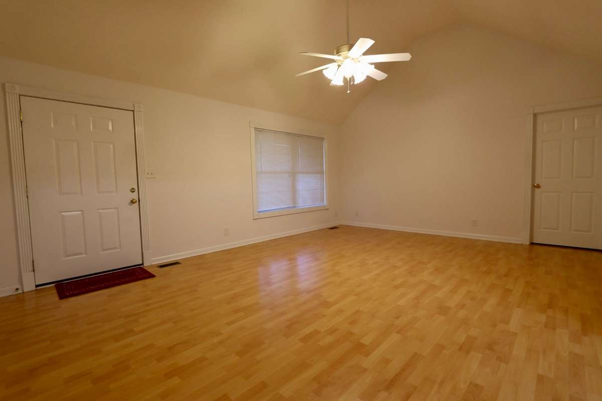 Gorgeous 20 x 15 Great Room with Vaulted Ceiling and Coat Closet