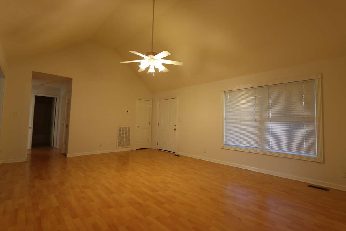 Gorgeous 20 x 15 Great Room with Vaulted Ceiling and Coat Closet