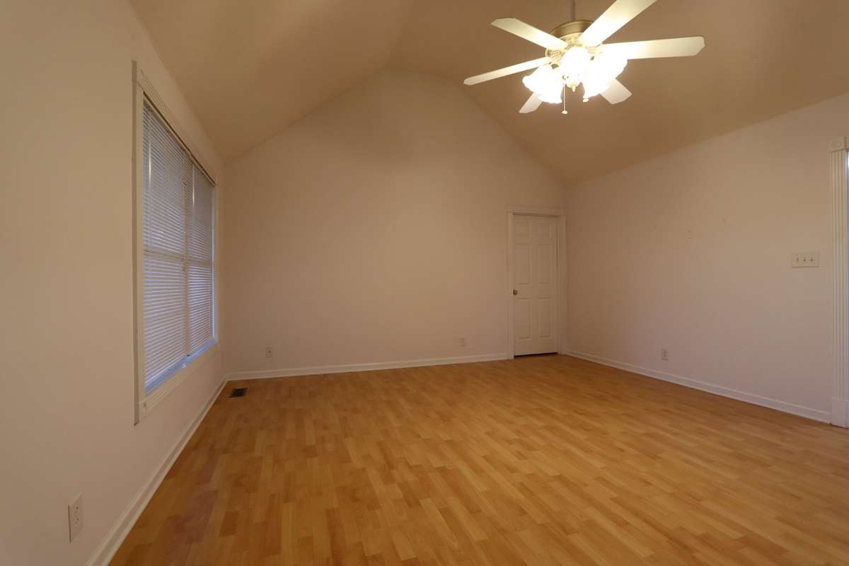 Gorgeous 20 x 15 Great Room with Vaulted Ceiling and Coat Closet