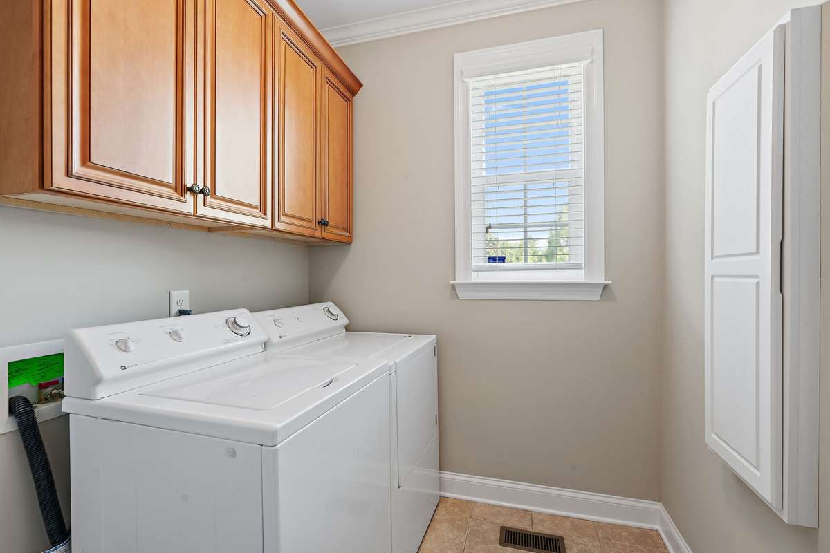 Laundry room. Washer & Dryer remain