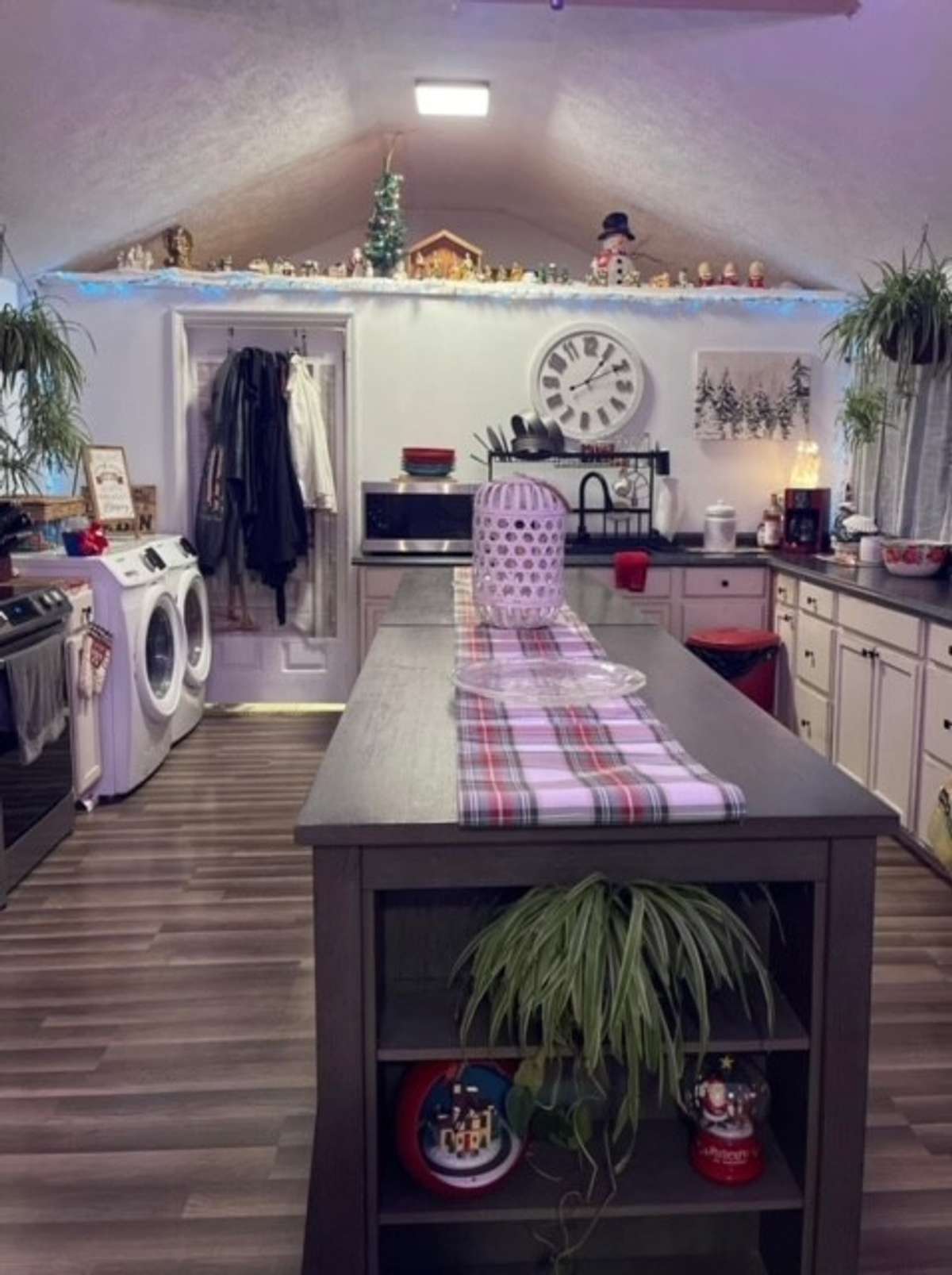 16x6 Loft area over full bathroom (not included in approximate square footage).