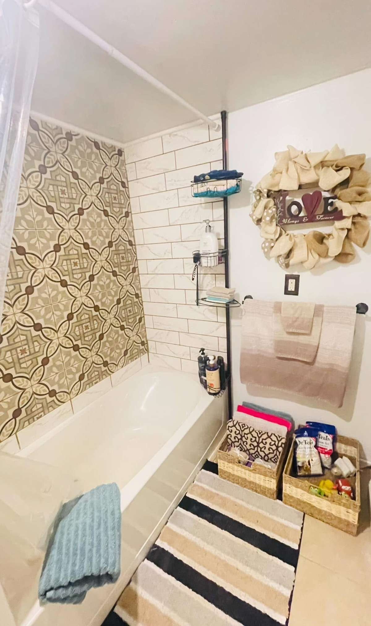Tub/Shower combo, tile floors.