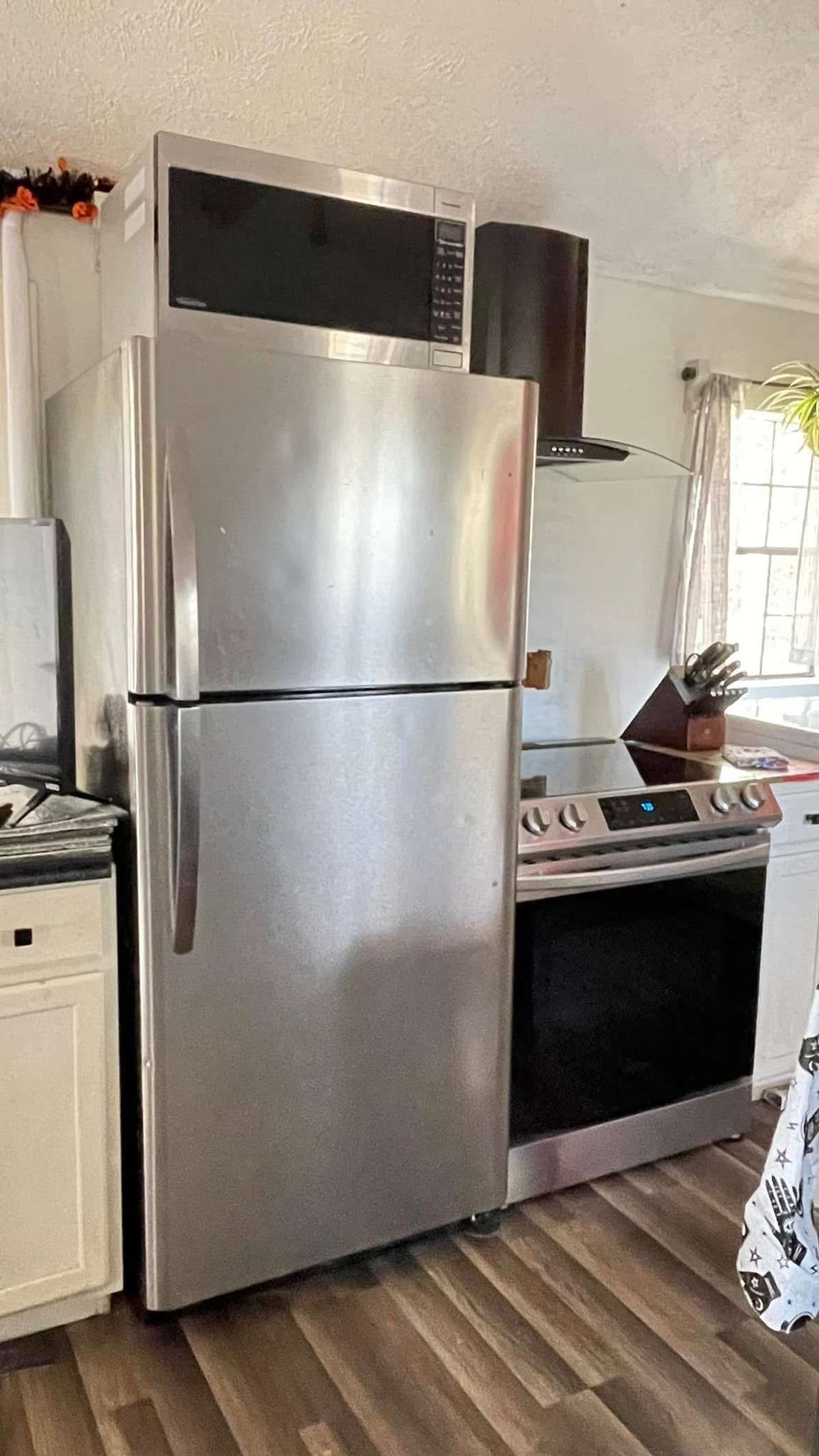 Refrigerator stays with stove/oven as well.