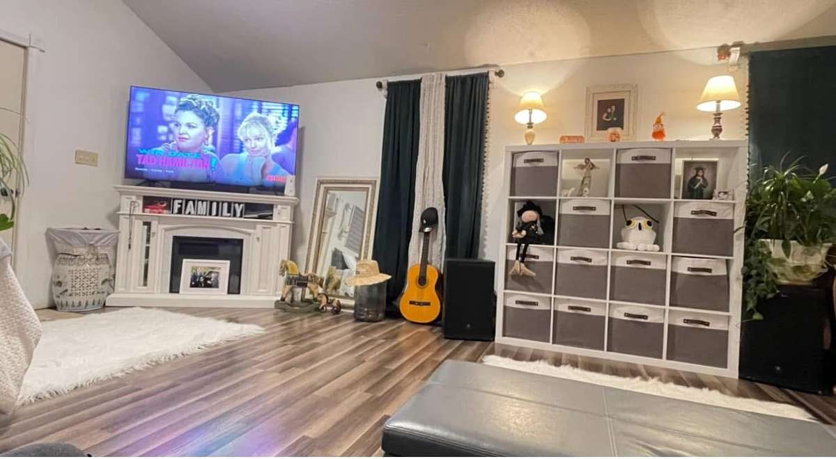 Laminate flooring, vaulted ceiling.