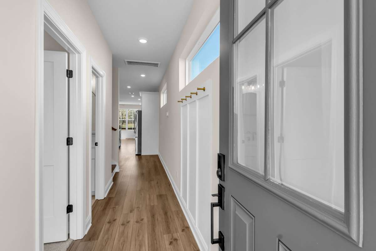 Entry way with a drop area to hold your coats, umbrellas, scarfs or even your pups leash!