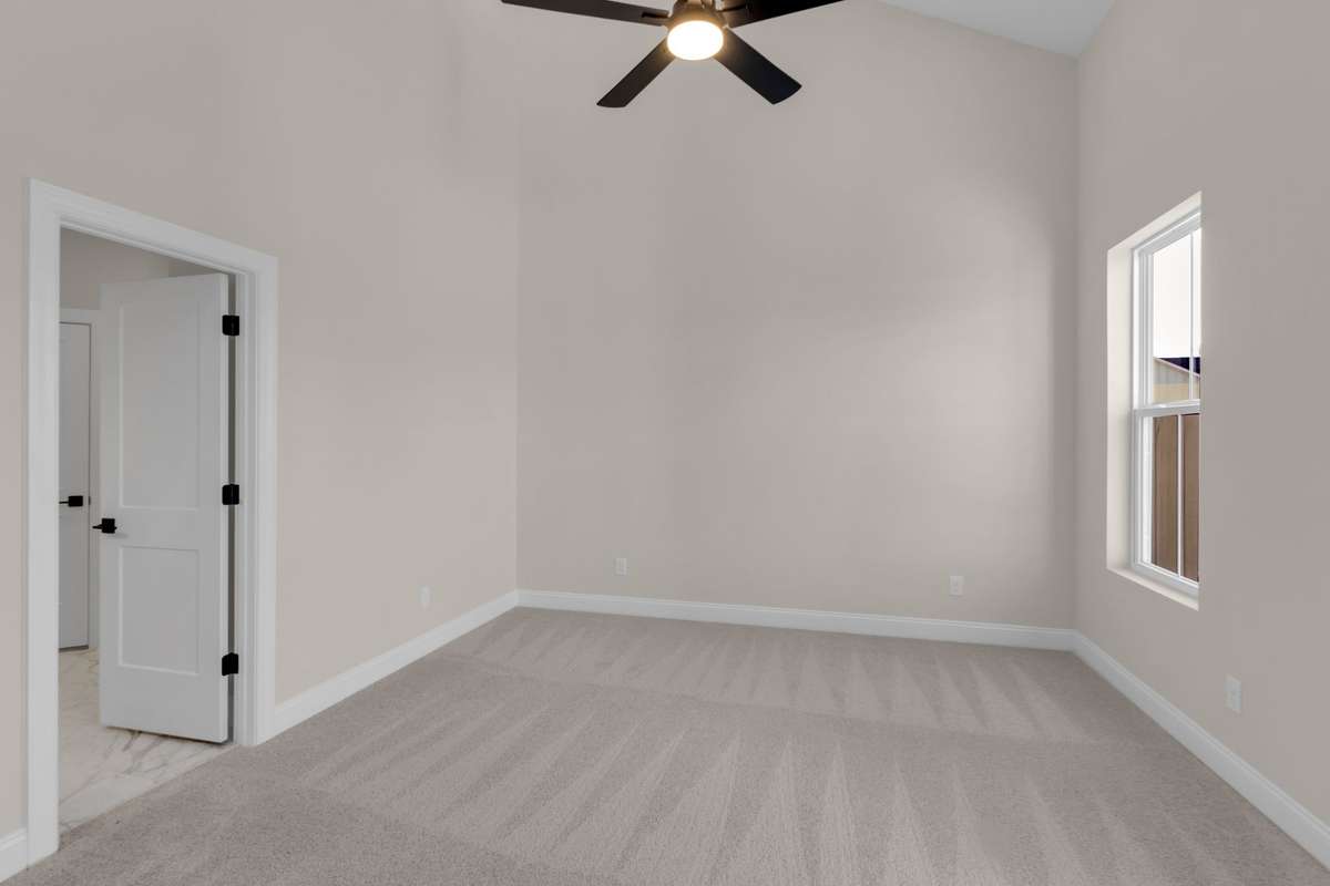 Ceiling fan to help circulate the air and make sure you are always comfortable in your space.