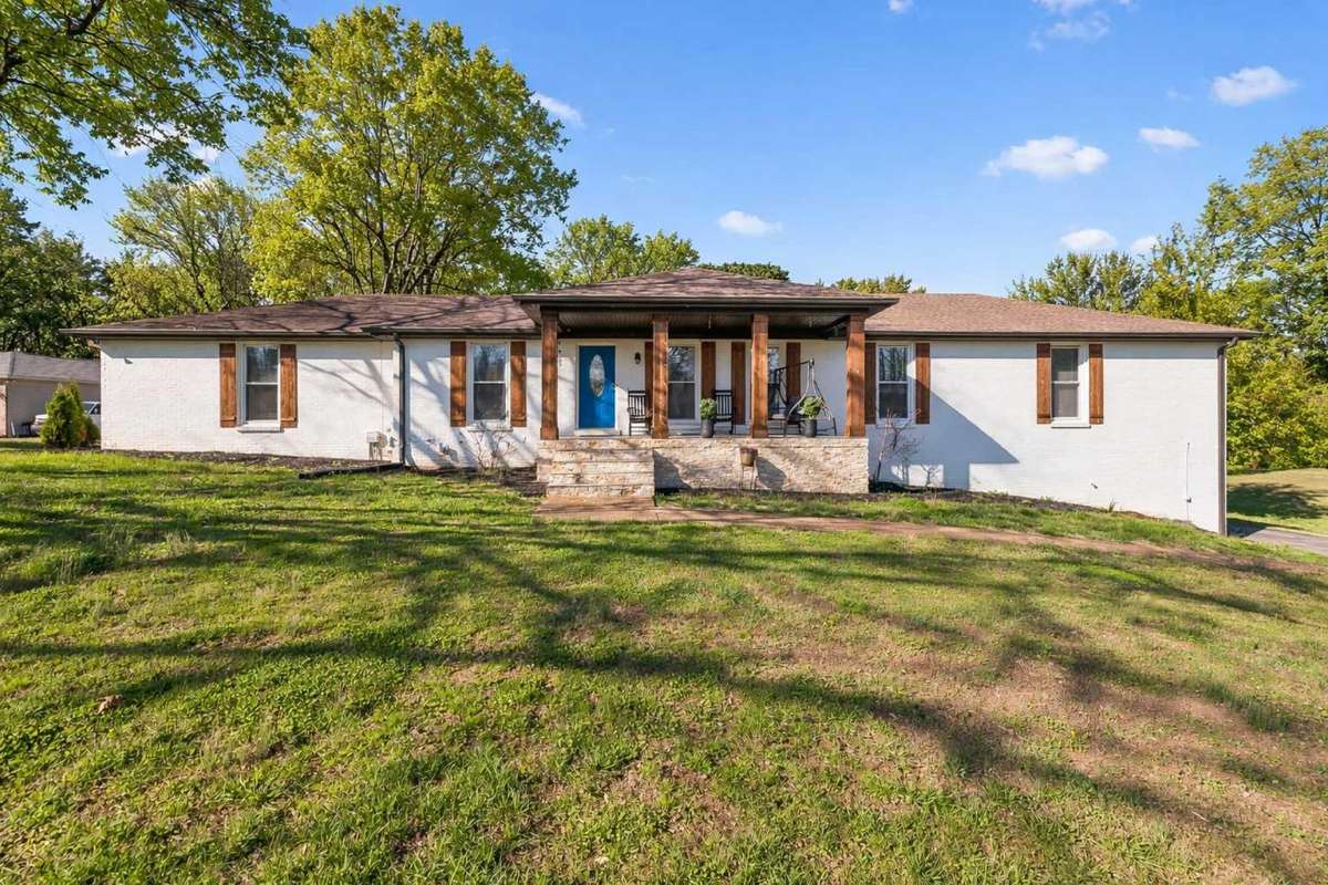 Welcome to 1707 Cook Dr! 

Photo has been virtually enhanced for marketing purposes