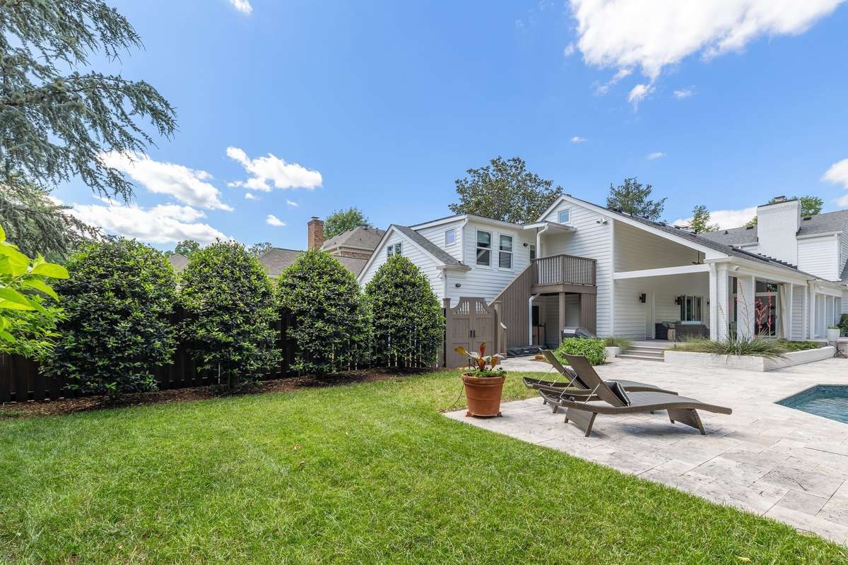 You can come through the gates on the driveway/garage side ,and use the separate entrance to the upstairs room. Possibly would make a great music studio.