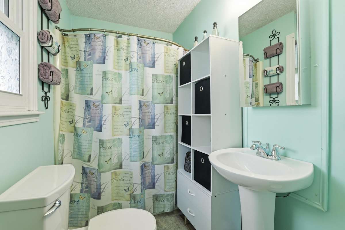 Full bath located off of the primary bedroom.
