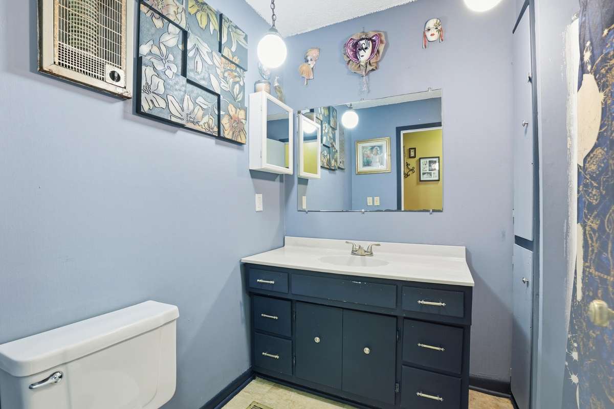 2nd Full bathroom located off of the hall.