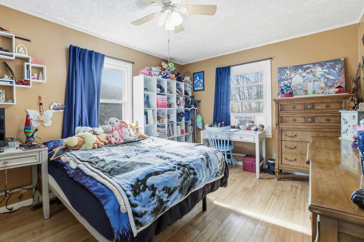 2nd bedroom located off of the hall.