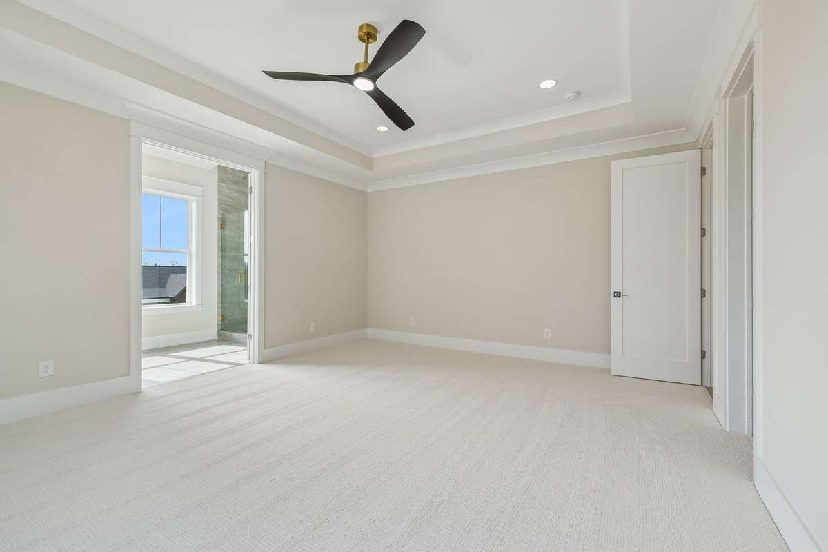 Upstairs 2nd Primary/Master Suite