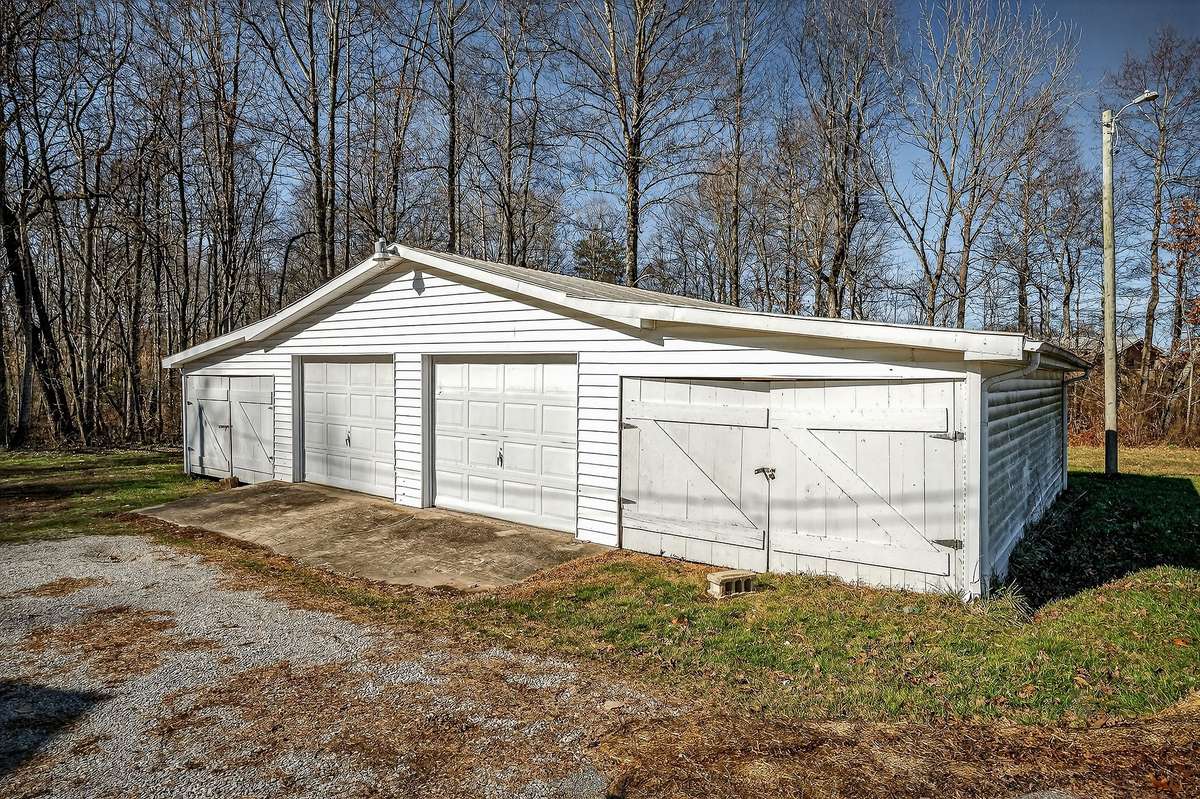 SPACIOUS GARAGE WITH WORKSHOP & STORAGE SPACE