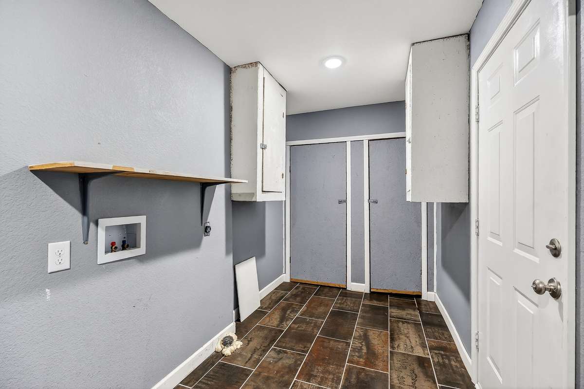 WALK IN SPACIOUS LAUNDRY ROOM