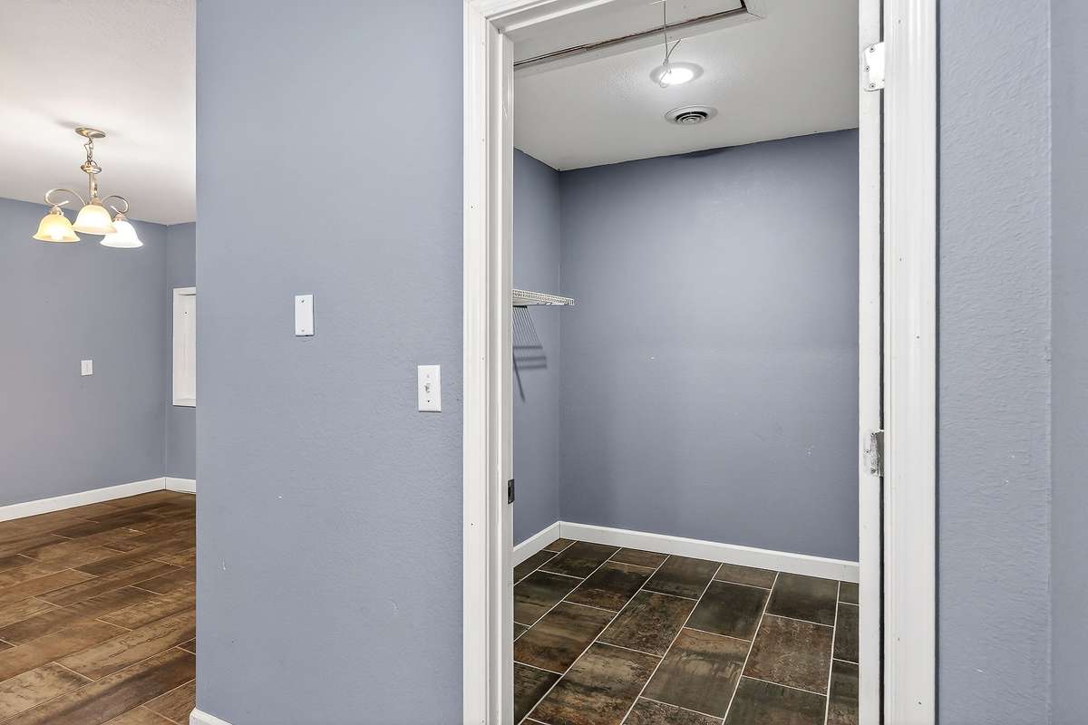 LAUNDRY ROOM ENTRANCE