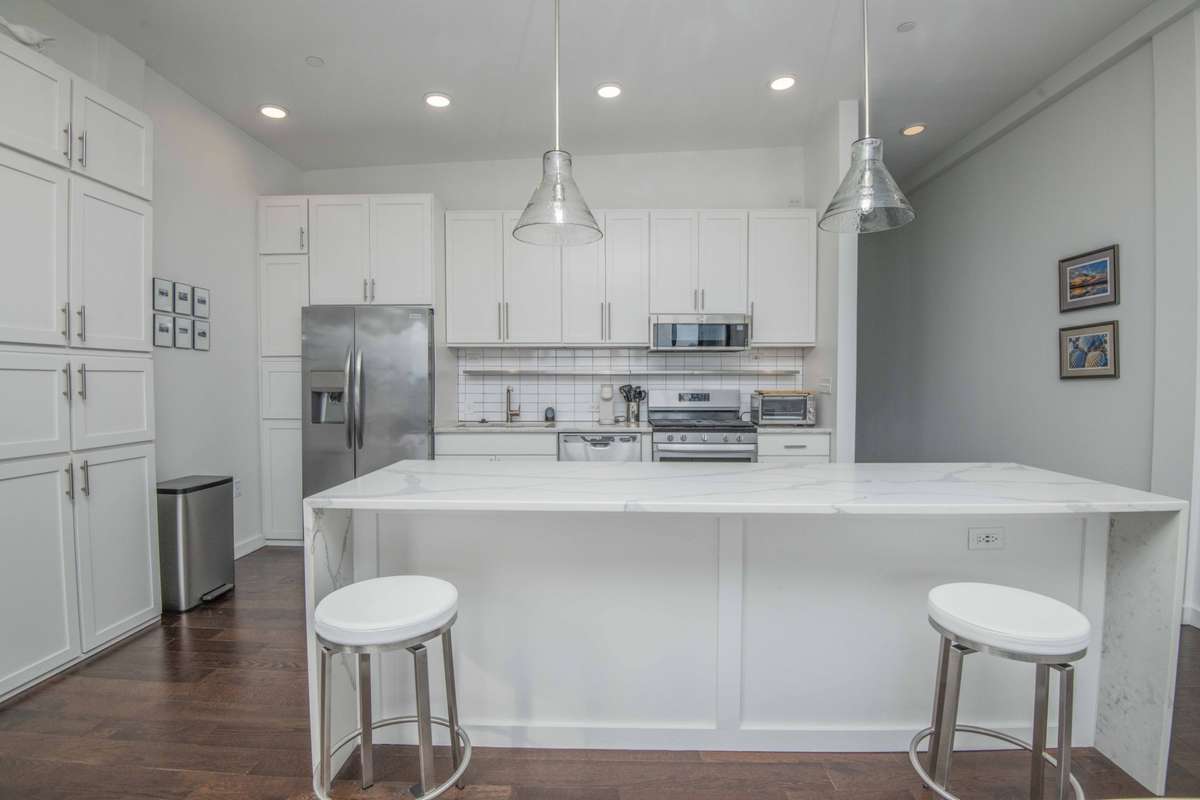 kitchen/bar island